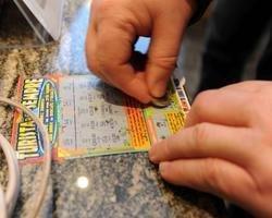 Aveva 66 gratta e vinci “vincenti” ma rubati, arrestato 