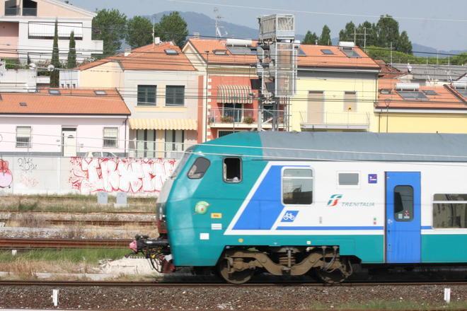 Vuole uccidersi sotto il treno, salvato dai poliziotti 