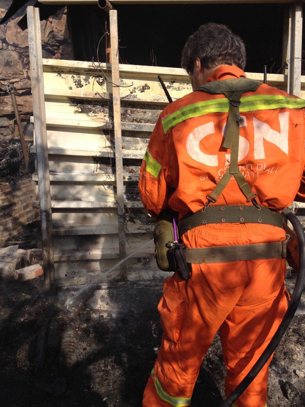 A fuoco una rimessa e un’oliveta a Santa Cristina