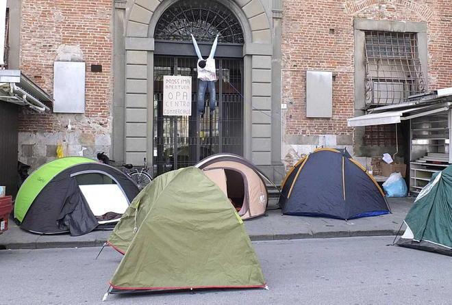Tensione tra bancarellai e vigili urbani 