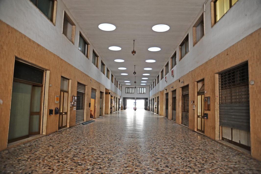 Palazzo Galleria è ko negozi vuoti e insegne sbiadite 