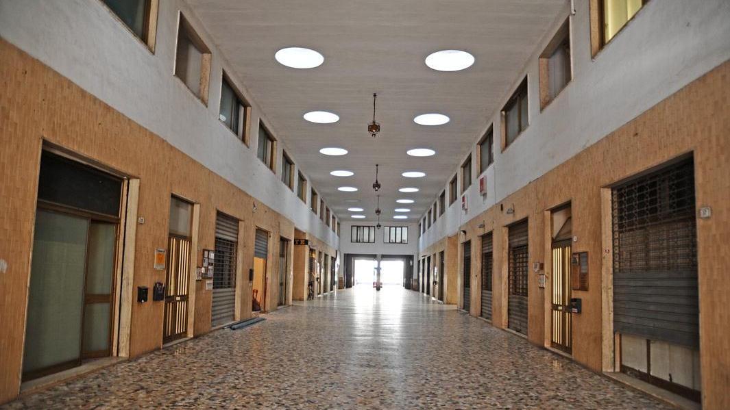 Palazzo Galleria è ko negozi vuoti e insegne sbiadite