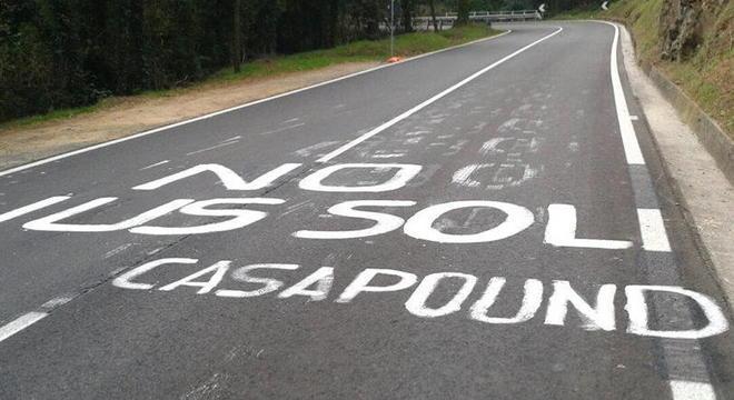 La denuncia: «Scritte razziste sulla strada del San Baronto»