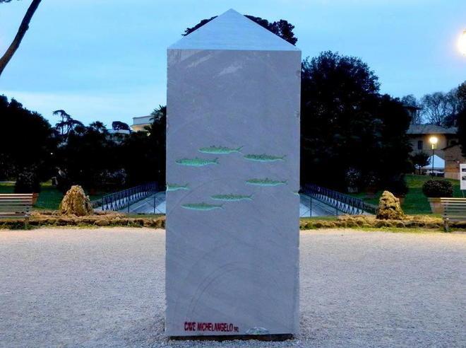 Cento blocchi di marmo contro lo strascico 