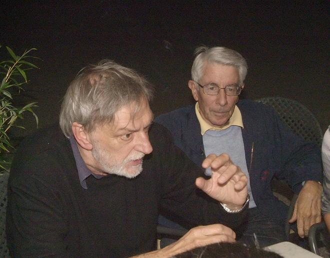 Una folla per Gino Strada che abbraccia il vescovo 