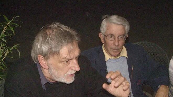 Una folla per Gino Strada che abbraccia il vescovo