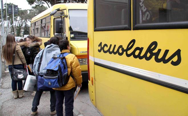 Buste paga da nove euro agli autisti degli scuolabus 