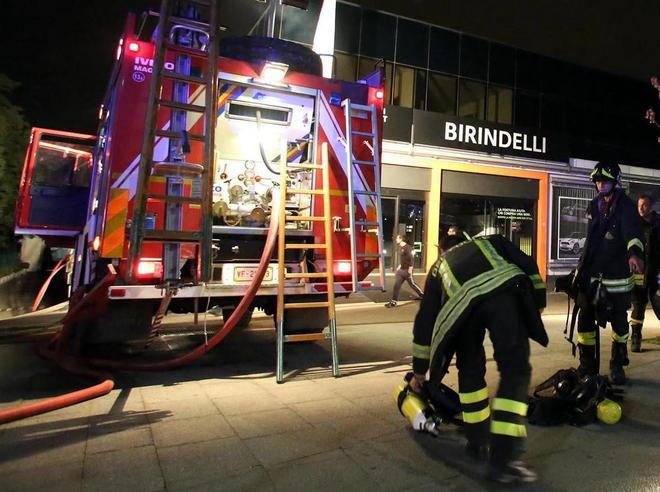 Fiamme in concessionaria danni per 100mila euro 