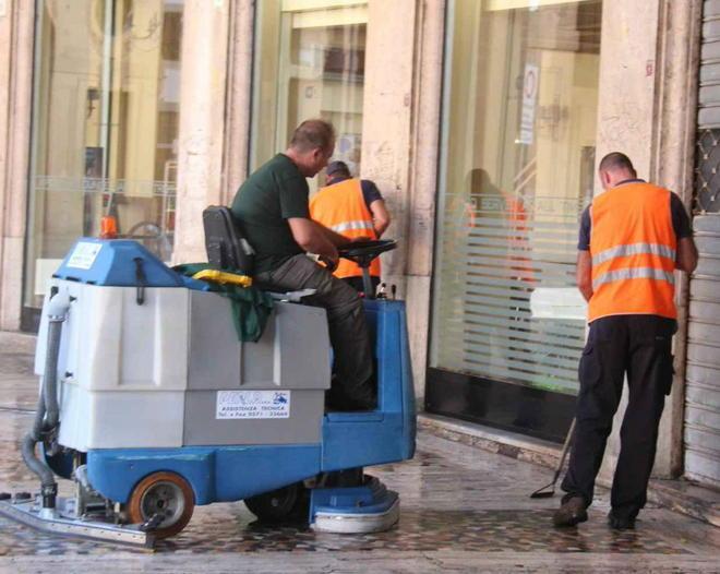 Avanti con la pulizia del centro, nonostante il maltempo 