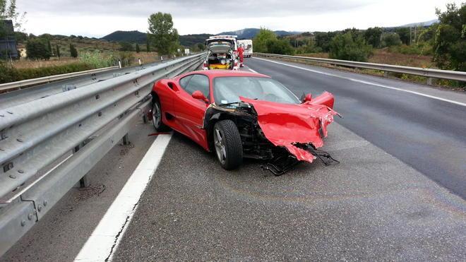 Sbanda con la Ferrari sulla Variante Aurelia 