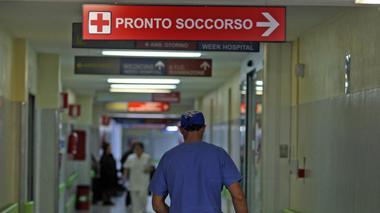 Cade dal tetto, gravissimo un uomo di 65 anni