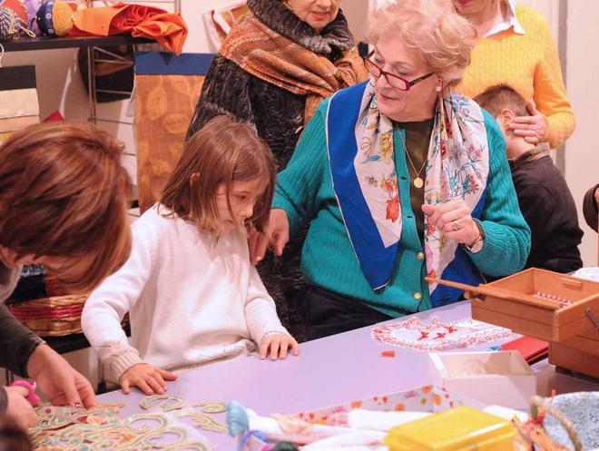 Quella sciarpa della solidarietà fatta dalle donne lajatichine