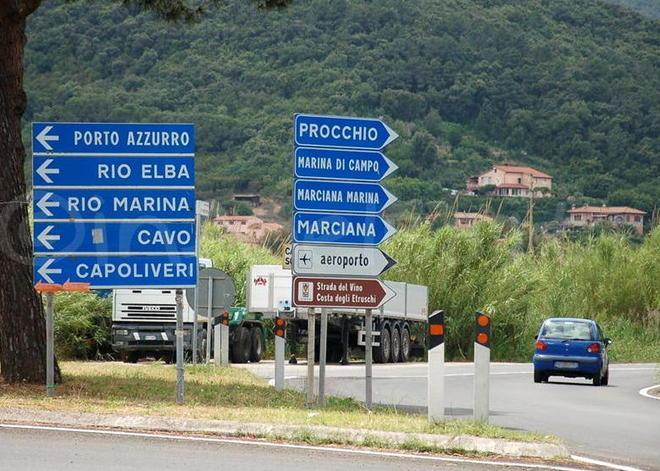 Cartelli vecchi e degradati, il caos è nell’area portuale 