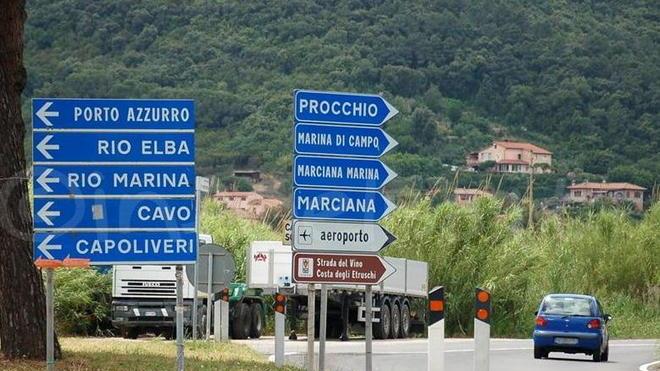Cartelli vecchi e degradati, il caos è nell’area portuale