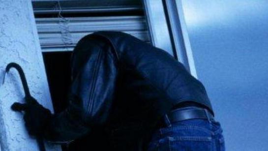 Ladri rubano anche la borsa da calcio di un ragazzino