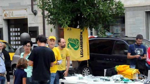 Ma quant’è sporca la città Sindaco e vice con la scopa