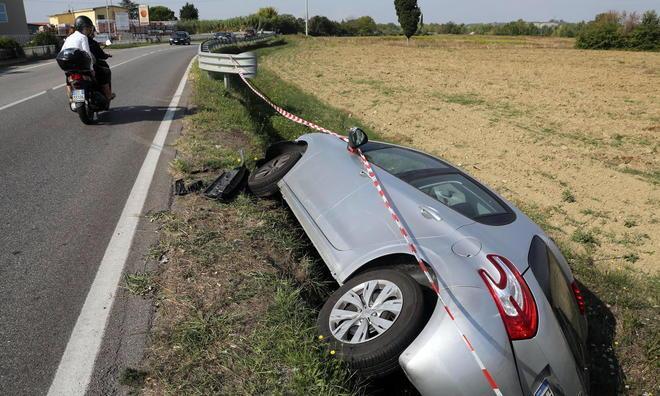 Insolito “parcheggio” lungo la Statale