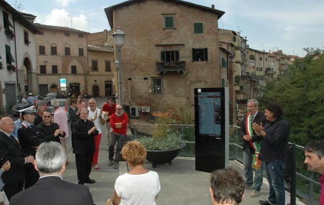 Stavolta il totem per le info ai turisti è a prova di vandalo 