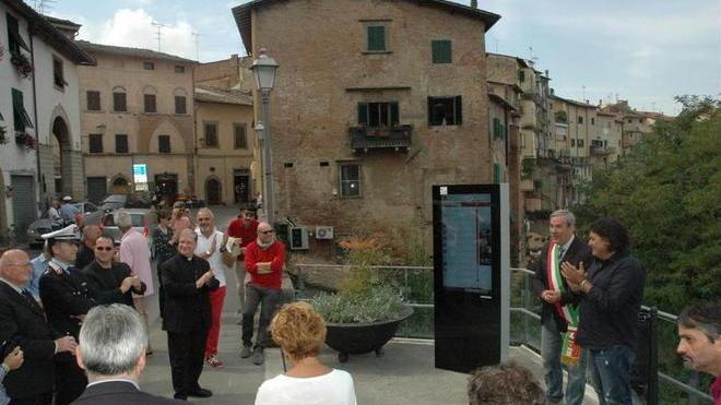 Stavolta il totem per le info ai turisti è a prova di vandalo