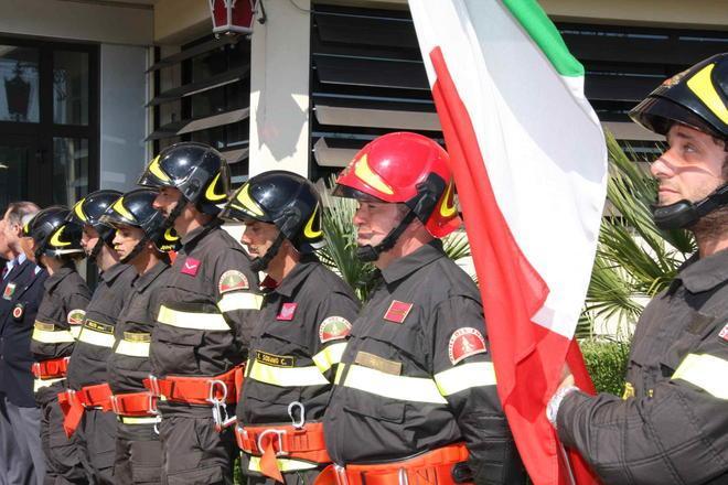 Sit in dei vigili del fuoco davanti alla Prefettura 
