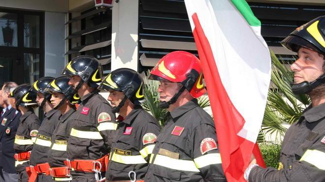 Sit in dei vigili del fuoco davanti alla Prefettura