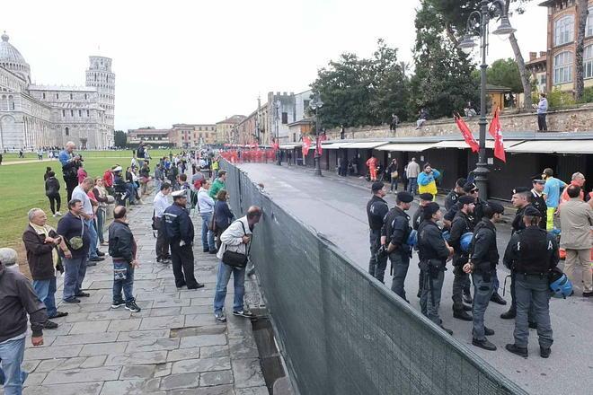 Tensione in piazza dei Miracoli tra bancarellai e forze dell’ordine 