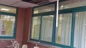 Infiltrazioni nella scuola: cadono i pannelli del controsoffitto