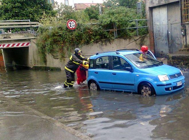Torna l’incubo del sottopasso salva una donna intrappolata