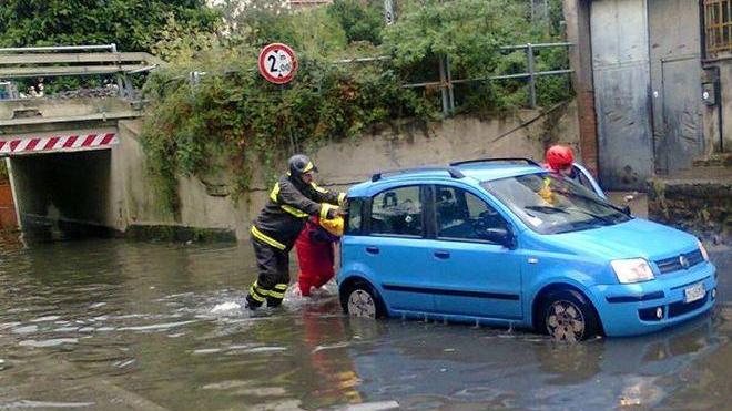 Torna l’incubo del sottopasso salva una donna intrappolata
