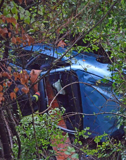 Vola fuori strada con l’auto e finisce nella scarpata