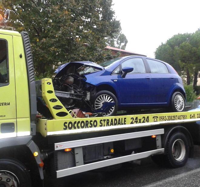 Due agenti e una donna feriti in un frontale sulla Pesciatina