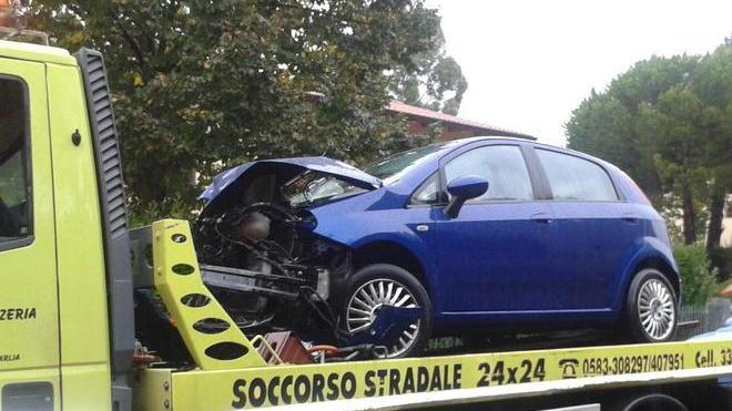 Due agenti e una donna feriti in un frontale sulla Pesciatina