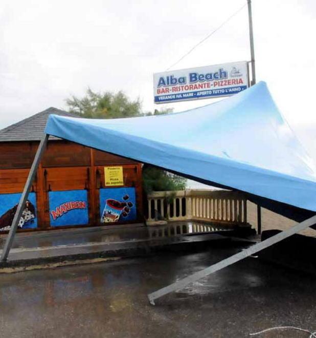 La strage dei pini i tetti volati via e l’incubo tornado 