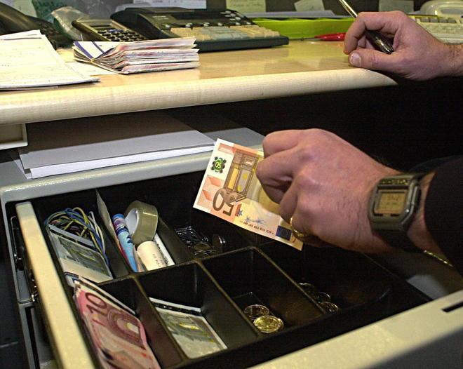 Ruba nel bar di Fucecchio dove lavora: scoperta e denunciata 