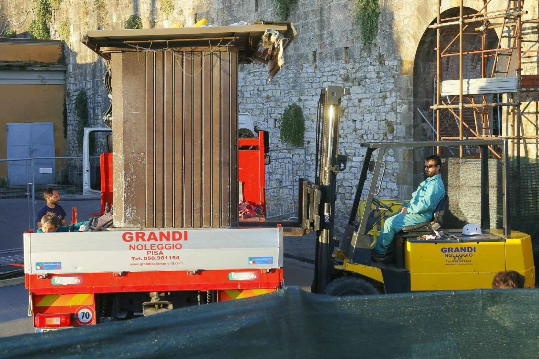 Blitz della polizia, rimossi 12 banchi: 5 già trasferiti