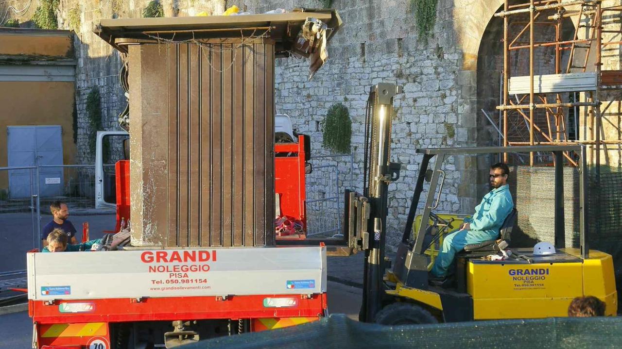Blitz della polizia, rimossi 12 banchi: 5 già trasferiti