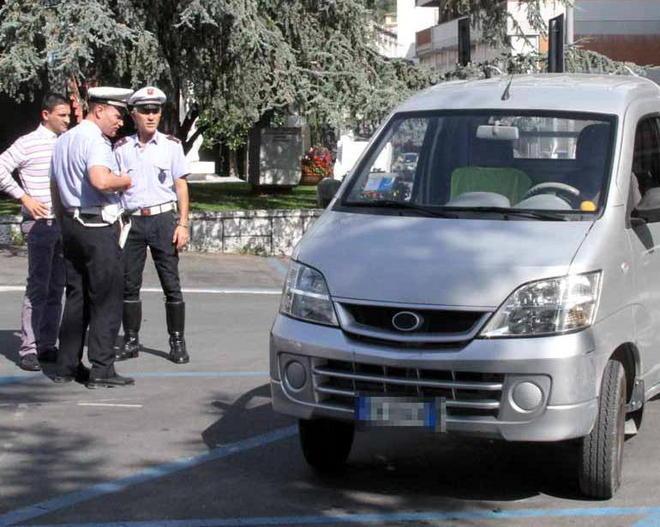 Furgoncino perde gas, paura in centro 