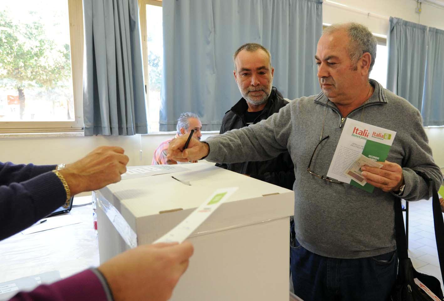 Referendum: in 13.287 alle urne e votano anche alcuni stranieri 