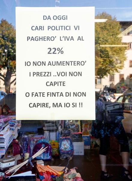 In vetrina il cartello contro l’aumento dell’Iva