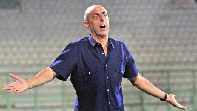 Pescia sprofonda ma il mister resta