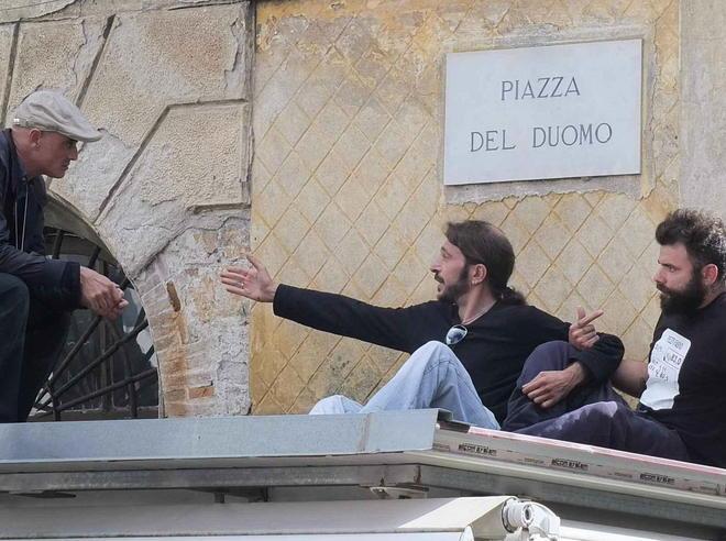 Dalle barricate fino all’abbraccio con i poliziotti 