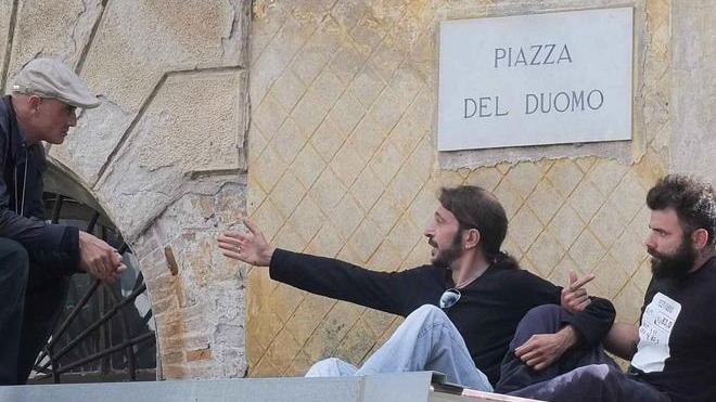 Dalle barricate fino all’abbraccio con i poliziotti