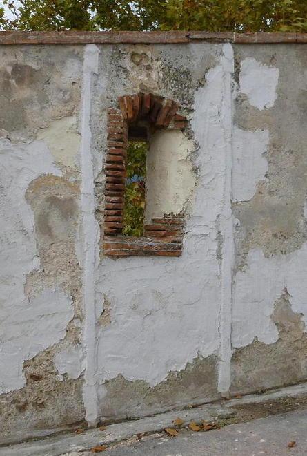 «Altro che restauro, gravi danni alle mura delle fortezze»