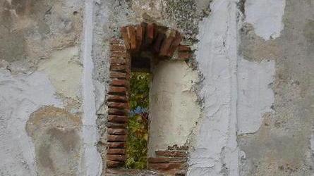 «Altro che restauro, gravi danni alle mura delle fortezze»