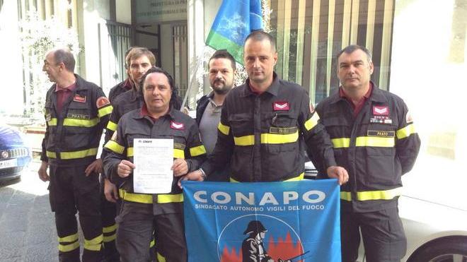 La protesta dei vigili del fuoco davanti alla Prefettura
