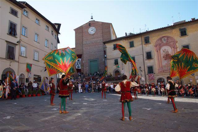 Gli sbandieratori del Palio accendono Fucecchio 