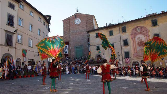 Gli sbandieratori del Palio accendono Fucecchio