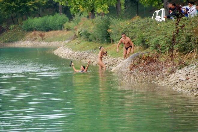 I nuotatori vincono e salvano quattro gatti 