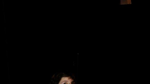 In equilibrio tra libertà e costrizione Julie Noche fluttua a mezz’aria
