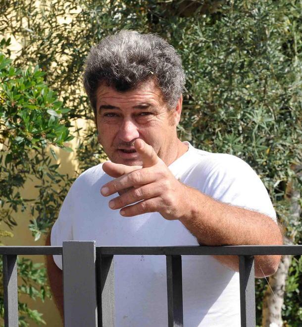 Infilzato sulla cancellata dei carabinieri 